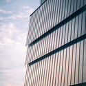 Facade สีโปร่งแสงนำสีสัน แสง และการปกป้องมาสู่อาคาร